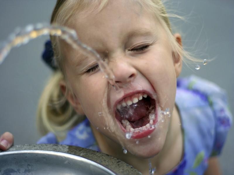 L'acqua della vita ragazza bevendo acqua
