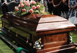 Perché seppelliamo le persone negli abiti da tempio?