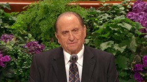 Quello che non Avete Visto Avvenire dietro al Presidente Monson durante Il Suo Discorso Alla Conferenza