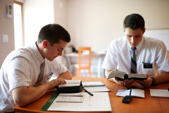 Giovani mormoni con camicie bianche
