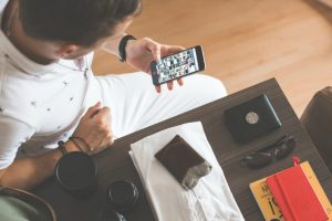 Telefono cellulare contro Libro di Mormon
