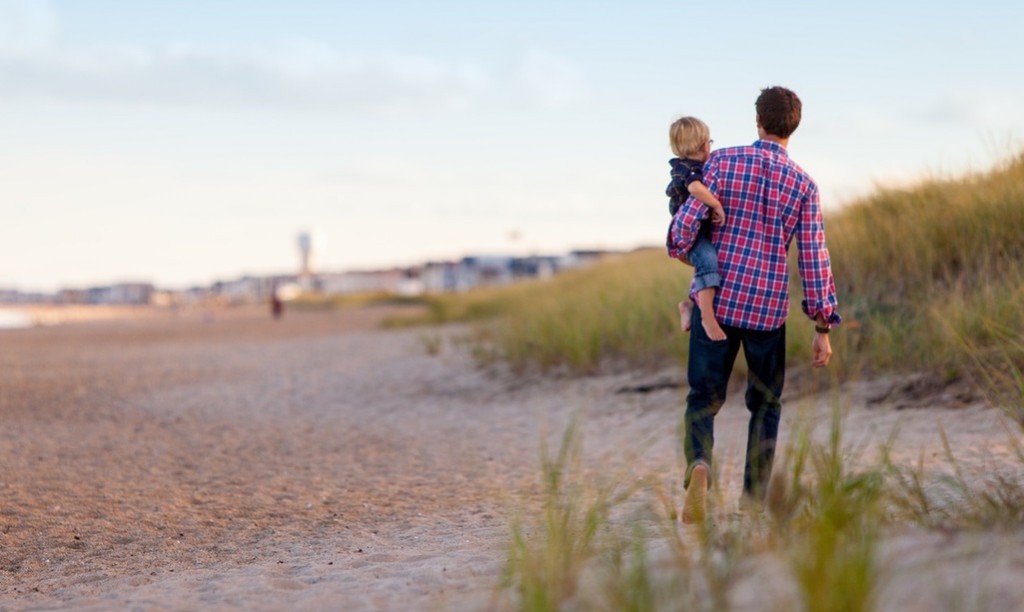 Padre e figlio camminano sulla spiaggia padre-figlio-spiaggia