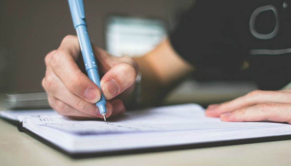 ragazzo scrive su quaderno Registri conservati sulla terra