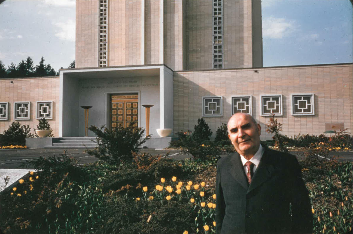 Vincenzo di Francesca visita il tempio mormone di Zollikofen