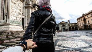Ragazza andando in chiesa