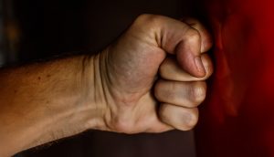 Come controllare l’ira riconoscendo la differenza tra sentimenti ed emozioni
