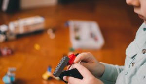 bambino gioca con Lego