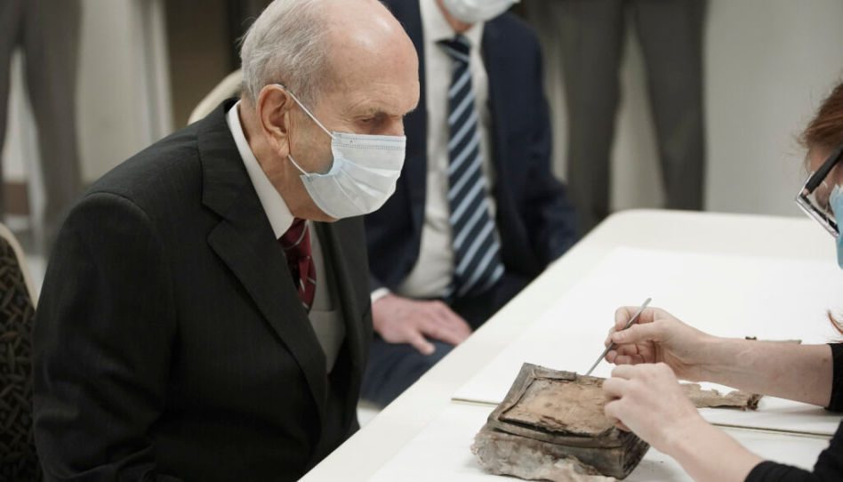 Presidente Nelson da un'occhiata alla capsula del tempo del tempio di Salt Lake Presidente Nelson da un'occhiata alla capsula del tempo del tempio di Salt Lake