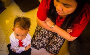 mamma prega insieme al figlio