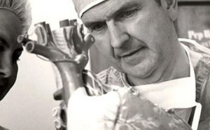 Il Dr. Russell M. Nelson spiega una procedura chirurgica ad un'infermiera.