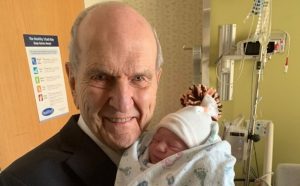 Presidente Russell M. Nelson con un nipote