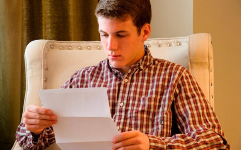 Ragazzo leggendo Un esempio per ogni uomo