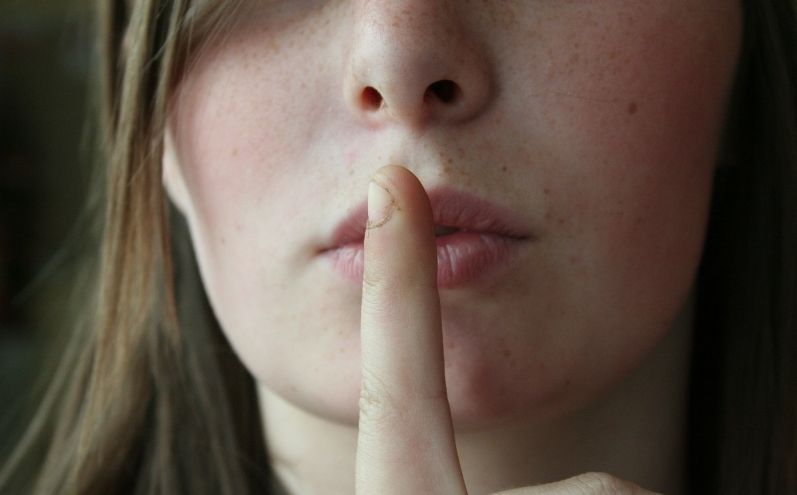 donna chiede silenzio Non dovremmo parlare della Madre Celeste