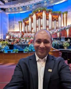 Coro del Tabernacolo: un rabbino ebreo canta con loro